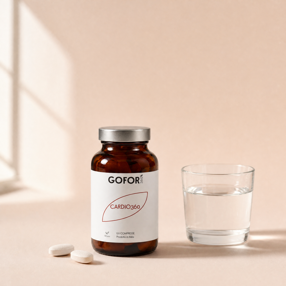 Cardio360, flacone da 120 compresse con un bicchiere d'acqua