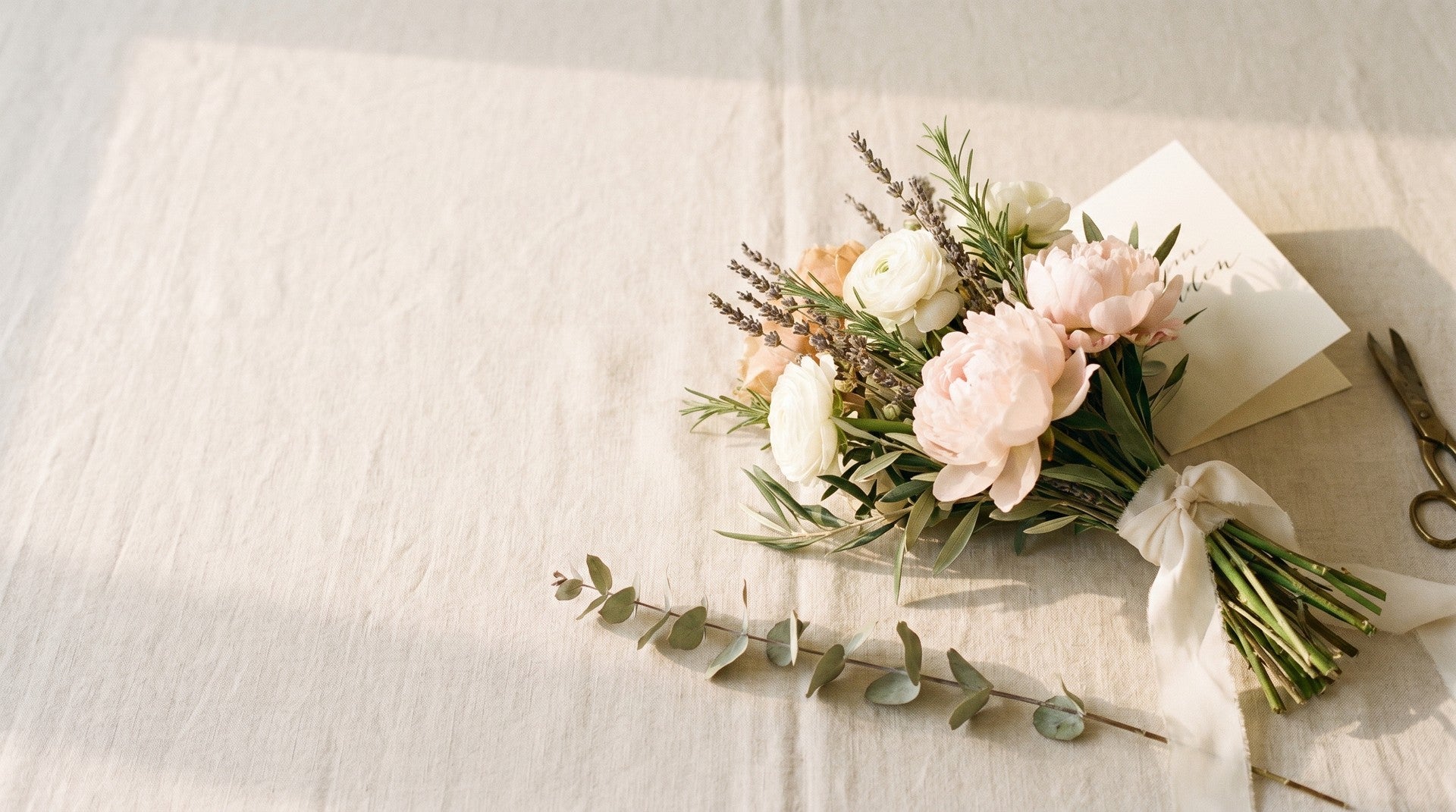 Bouquet di peonie pesca, ranuncoli bianchi, lavanda e rosmarino su lino color crema — Festa della Mamma Gofor360