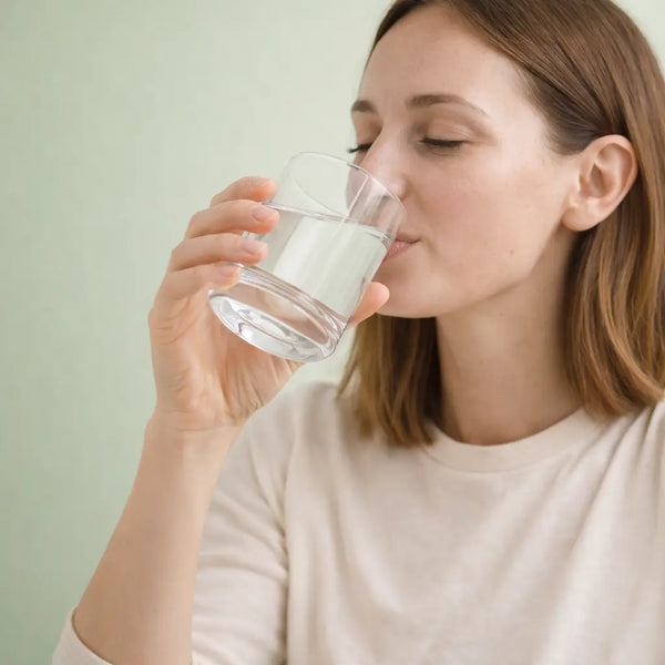 Bevilo con un bicchiere di acqua