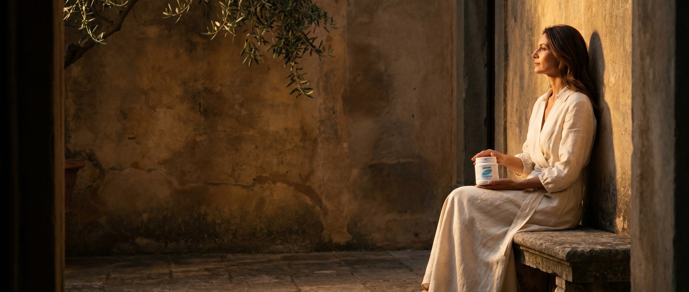 Cortile mediterraneo al crepuscolo con gofor360